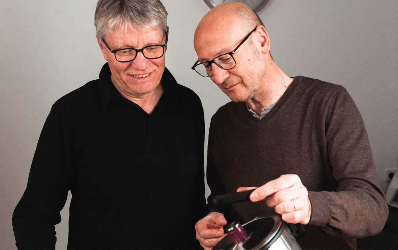 Die Gründer mit einem Kezzel in der Hand.